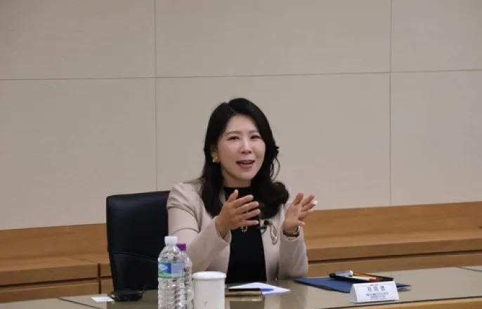 노란 수영복에 섹시한 몸매 어필하는 존예 처자