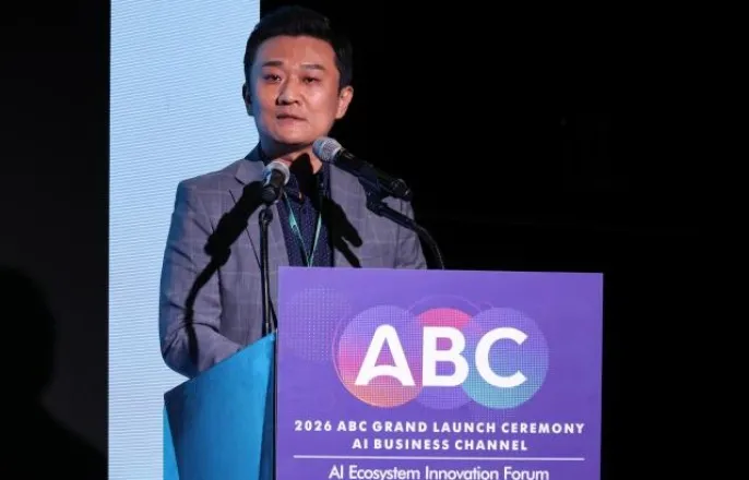 노란 수영복에 섹시한 몸매 어필하는 존예 처자