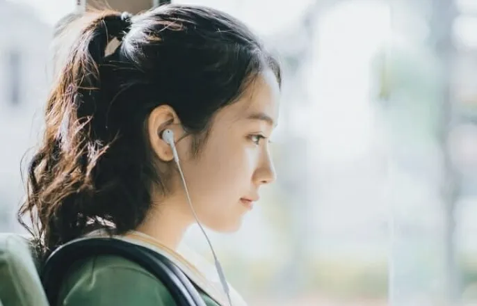 노란 수영복에 섹시한 몸매 어필하는 존예 처자