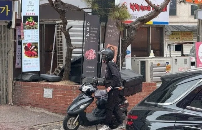 노란 수영복에 섹시한 몸매 어필하는 존예 처자