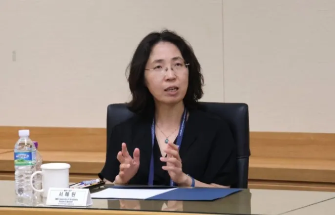 노란 수영복에 섹시한 몸매 어필하는 존예 처자