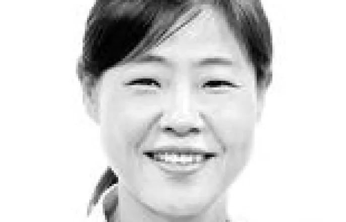 노란 수영복에 섹시한 몸매 어필하는 존예 처자