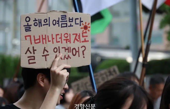 노란 수영복에 섹시한 몸매 어필하는 존예 처자