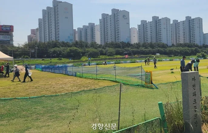 노란 수영복에 섹시한 몸매 어필하는 존예 처자