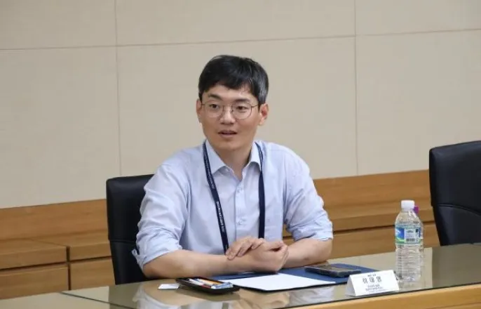 노란 수영복에 섹시한 몸매 어필하는 존예 처자
