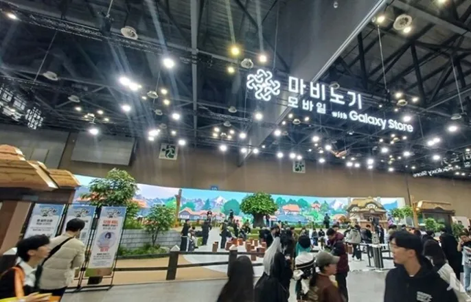 노란 수영복에 섹시한 몸매 어필하는 존예 처자