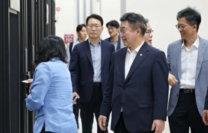 노란 수영복에 섹시한 몸매 어필하는 존예 처자