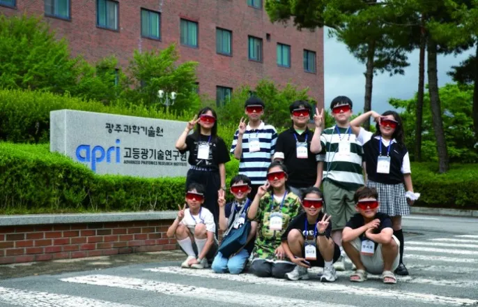 노란 수영복에 섹시한 몸매 어필하는 존예 처자