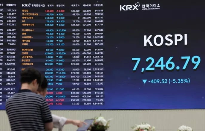 노란 수영복에 섹시한 몸매 어필하는 존예 처자