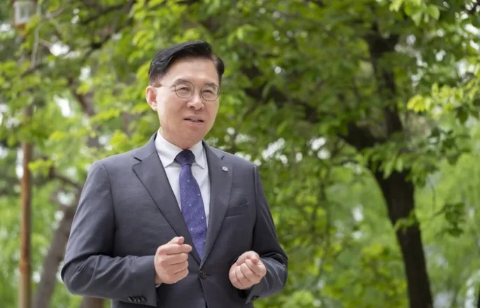 노란 수영복에 섹시한 몸매 어필하는 존예 처자