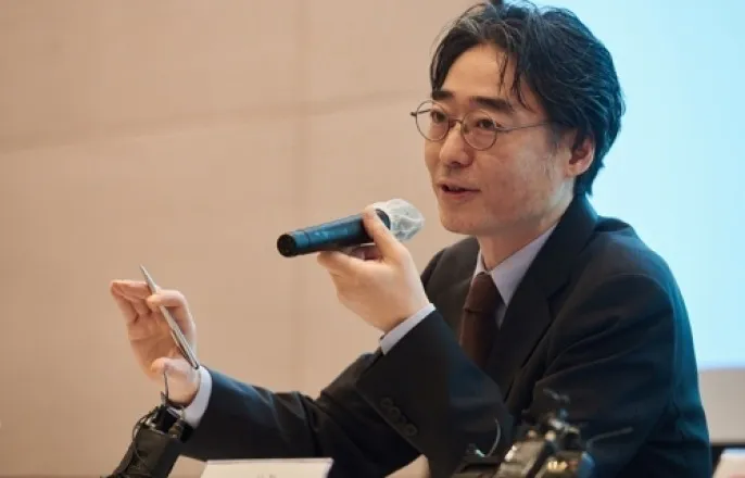 노란 수영복에 섹시한 몸매 어필하는 존예 처자