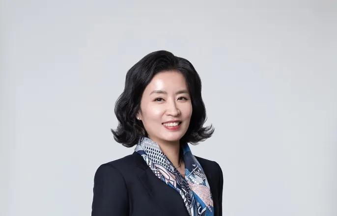 노란 수영복에 섹시한 몸매 어필하는 존예 처자