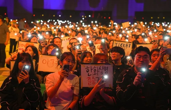 노란 수영복에 섹시한 몸매 어필하는 존예 처자