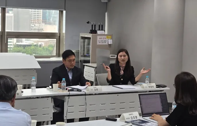 노란 수영복에 섹시한 몸매 어필하는 존예 처자
