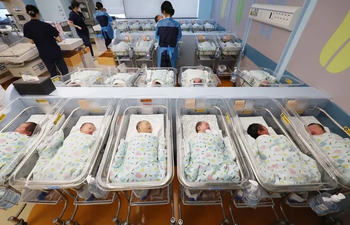노란 수영복에 섹시한 몸매 어필하는 존예 처자