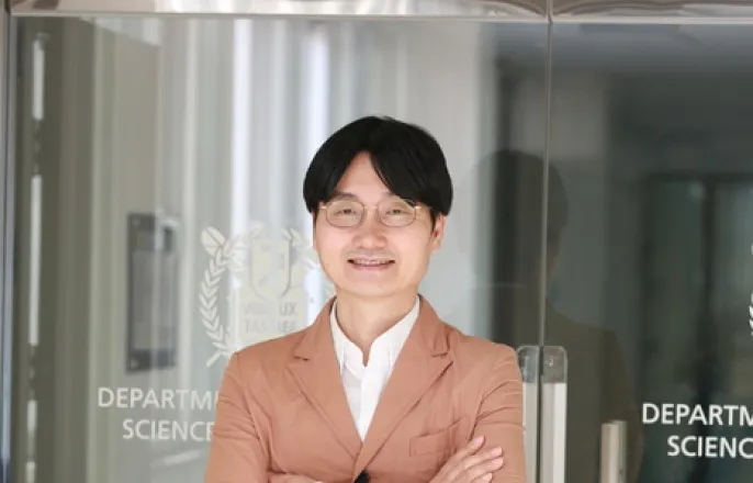 노란 수영복에 섹시한 몸매 어필하는 존예 처자