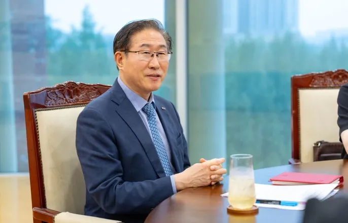 노란 수영복에 섹시한 몸매 어필하는 존예 처자
