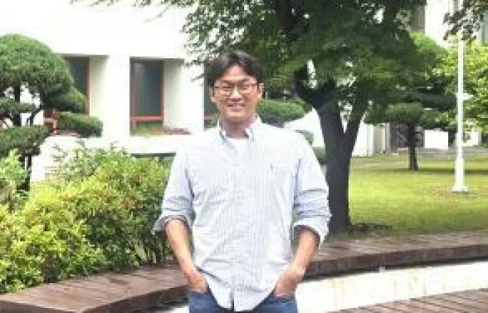 노란 수영복에 섹시한 몸매 어필하는 존예 처자