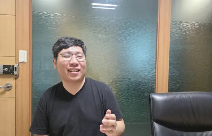 노란 수영복에 섹시한 몸매 어필하는 존예 처자