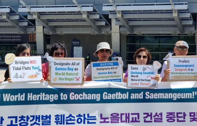 노란 수영복에 섹시한 몸매 어필하는 존예 처자
