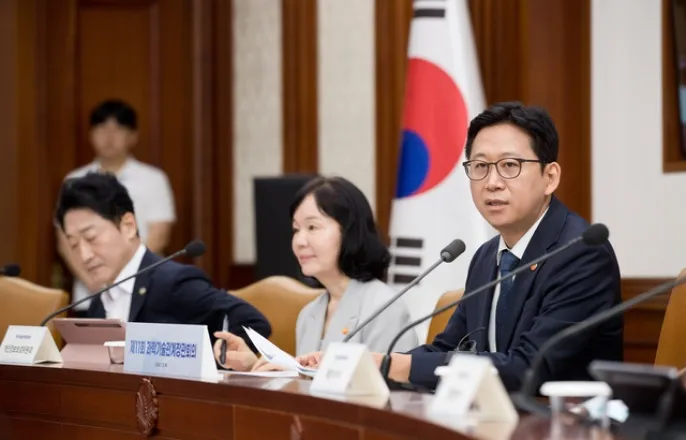노란 수영복에 섹시한 몸매 어필하는 존예 처자
