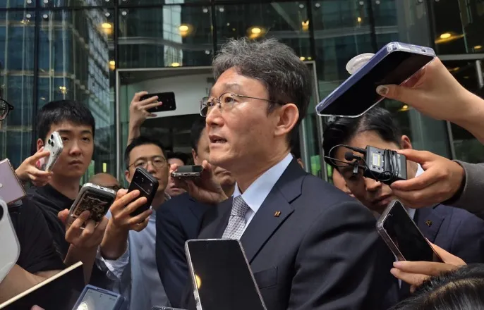 노란 수영복에 섹시한 몸매 어필하는 존예 처자
