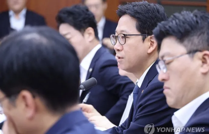 노란 수영복에 섹시한 몸매 어필하는 존예 처자
