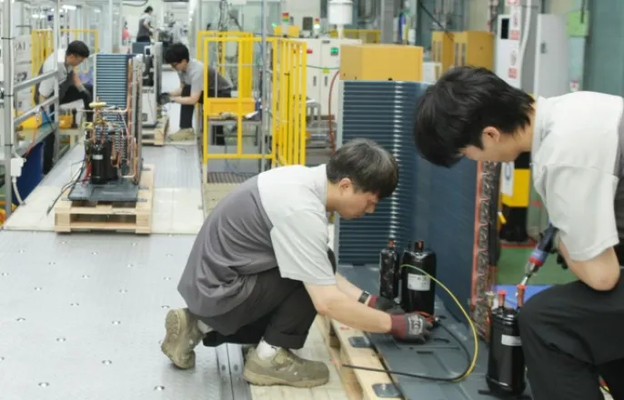 노란 수영복에 섹시한 몸매 어필하는 존예 처자