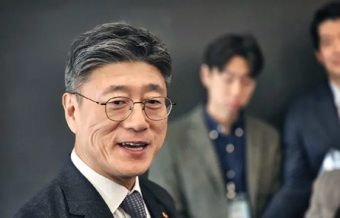 노란 수영복에 섹시한 몸매 어필하는 존예 처자
