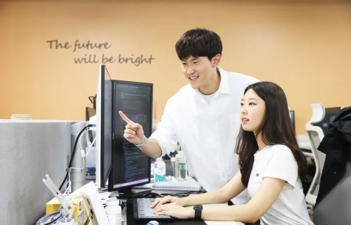 노란 수영복에 섹시한 몸매 어필하는 존예 처자