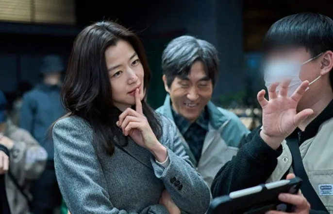 노란 수영복에 섹시한 몸매 어필하는 존예 처자