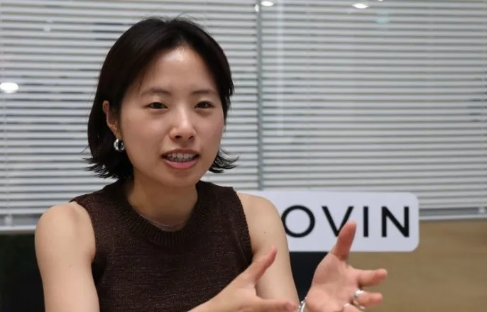 노란 수영복에 섹시한 몸매 어필하는 존예 처자