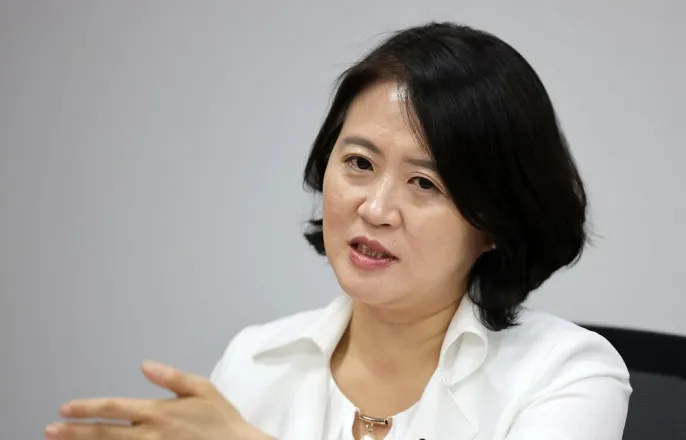 노란 수영복에 섹시한 몸매 어필하는 존예 처자