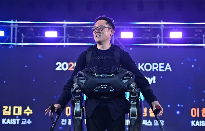 노란 수영복에 섹시한 몸매 어필하는 존예 처자