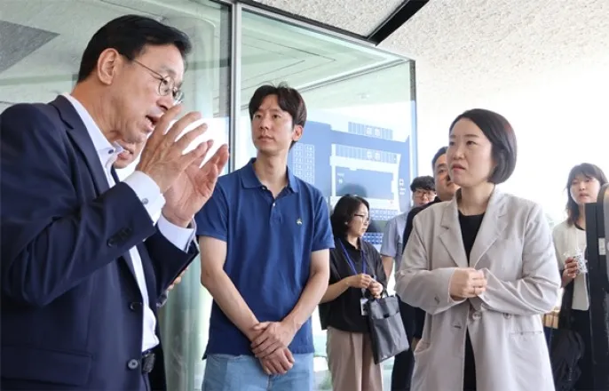 노란 수영복에 섹시한 몸매 어필하는 존예 처자
