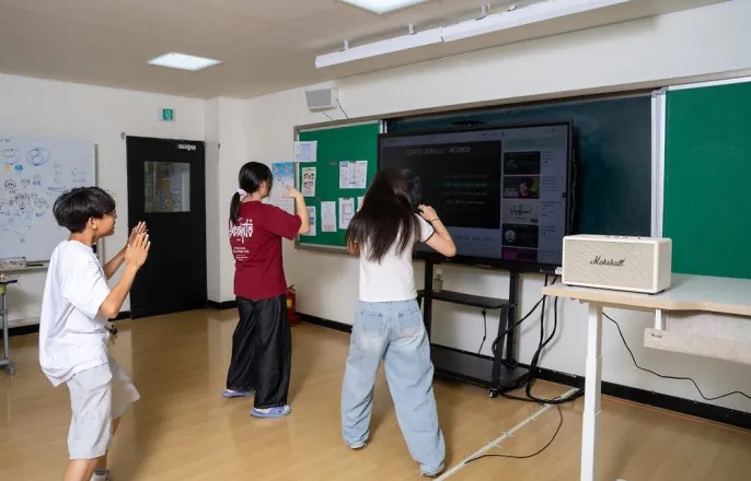 노란 수영복에 섹시한 몸매 어필하는 존예 처자