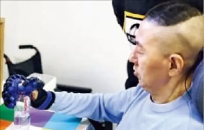 노란 수영복에 섹시한 몸매 어필하는 존예 처자