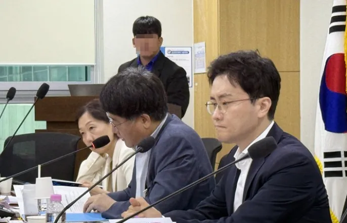 노란 수영복에 섹시한 몸매 어필하는 존예 처자