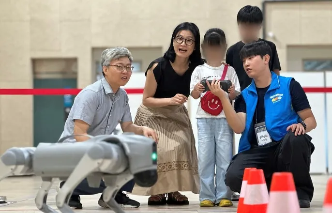 노란 수영복에 섹시한 몸매 어필하는 존예 처자