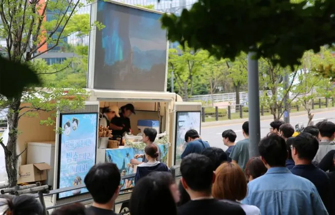 노란 수영복에 섹시한 몸매 어필하는 존예 처자