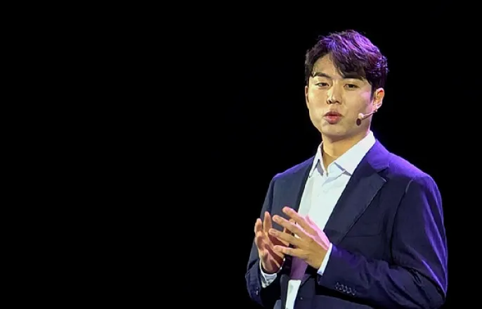 노란 수영복에 섹시한 몸매 어필하는 존예 처자