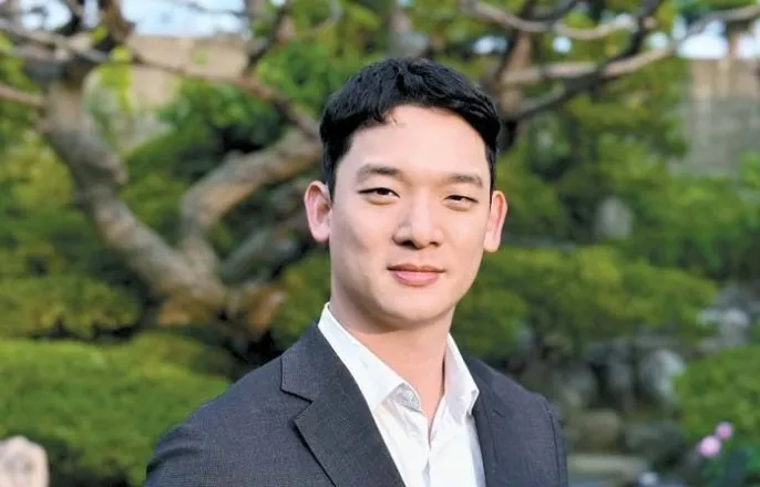 노란 수영복에 섹시한 몸매 어필하는 존예 처자