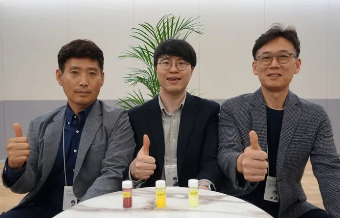 노란 수영복에 섹시한 몸매 어필하는 존예 처자