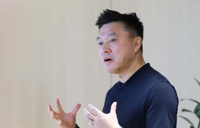 노란 수영복에 섹시한 몸매 어필하는 존예 처자