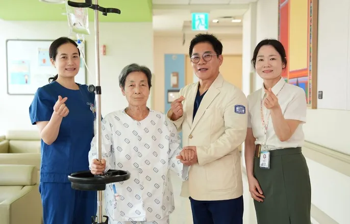 노란 수영복에 섹시한 몸매 어필하는 존예 처자