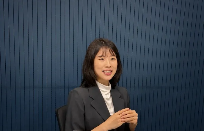 노란 수영복에 섹시한 몸매 어필하는 존예 처자
