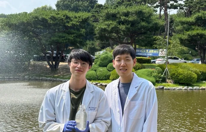 노란 수영복에 섹시한 몸매 어필하는 존예 처자