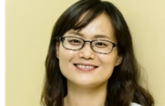 노란 수영복에 섹시한 몸매 어필하는 존예 처자
