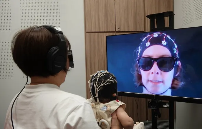 노란 수영복에 섹시한 몸매 어필하는 존예 처자