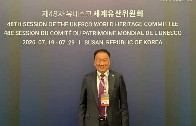 노란 수영복에 섹시한 몸매 어필하는 존예 처자